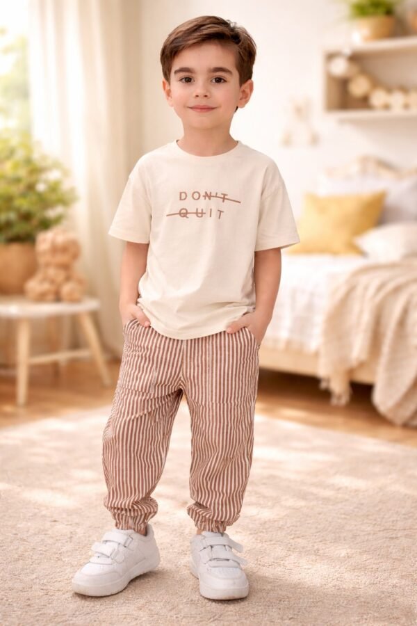 Erkek çocuk krem renkli kısa kollu tişört ve çizgili pantolon takımı, rahat ve şık çocuk giyim ürünü - Gorsel 2