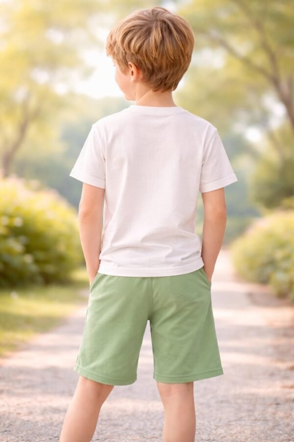 Erkek çocuk yazlık takım, kısa kollu tişört ve şort, krem yeşil renkli rahat ve şık - Gorsel 4