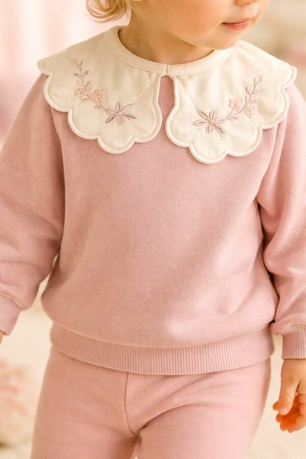 Kız Bebek kare yaka nakış detaylı pamuklu takım, rahat ve şık giyim seçeneği - Gorsel 3