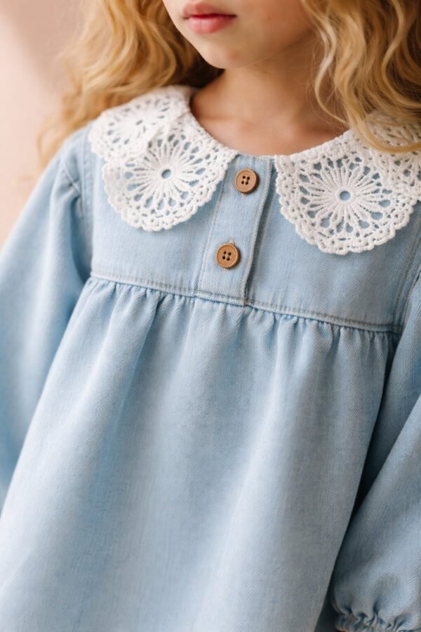 Kız Çocuk Dantel Yakalı Düğmeli Mavi Kot Elbise, çocuk giyim, rahat ve şık - Gorsel 3