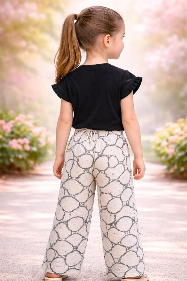 Kız çocuklar için kelebek baskılı kısa kollu tişört ve bol paçalı pantolon, rahat ve şık - Gorsel 4