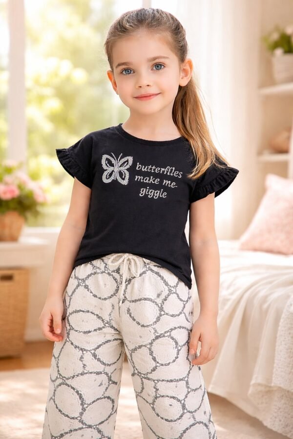 Kız çocuklar için kelebek baskılı kısa kollu tişört ve bol paçalı pantolon, rahat ve şık - Gorsel 2