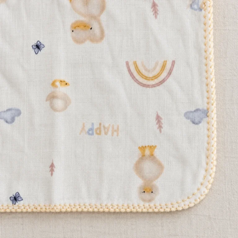 Unisex Ördek Baskılı Müslin Battaniye - Kumaş ve işçilik detayı - Almira Bebek